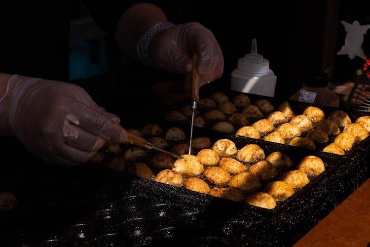 一个人正在托盘里准备食物