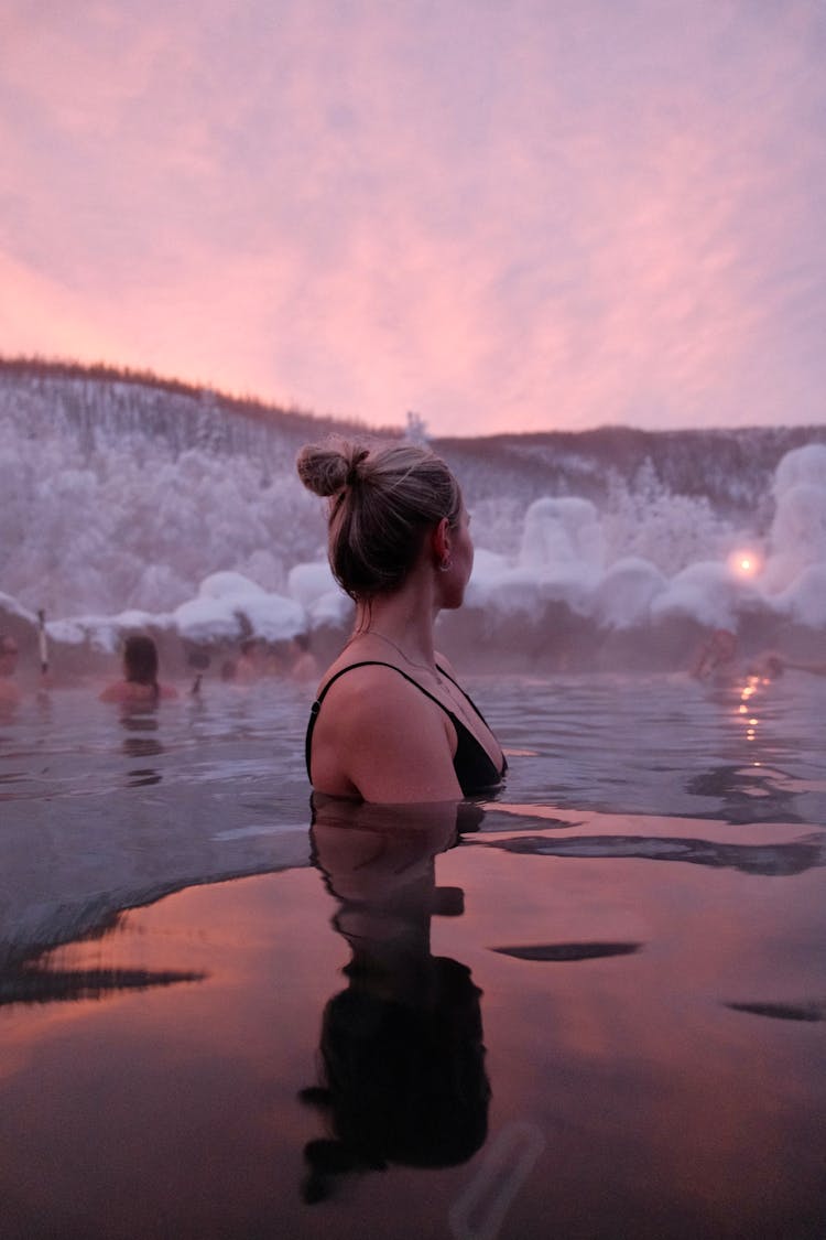 冬日黄昏，水中的金发女子