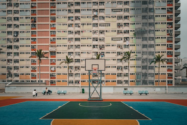 香港彩虹村一组公寓前的篮球场