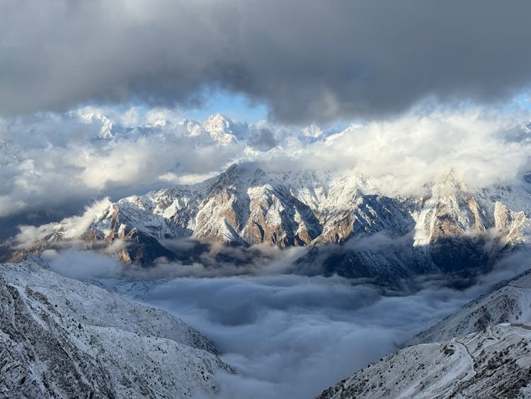 阴天下雄伟的雪山
