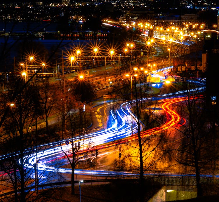 充满活力的城市夜景与光路