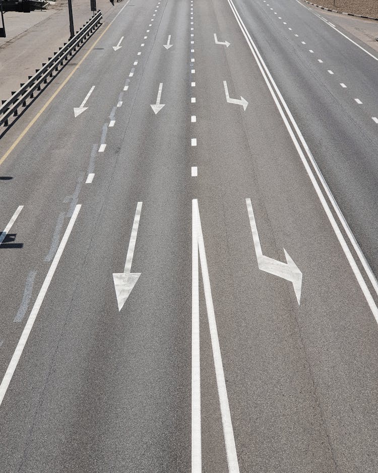 空荡荡的公路线