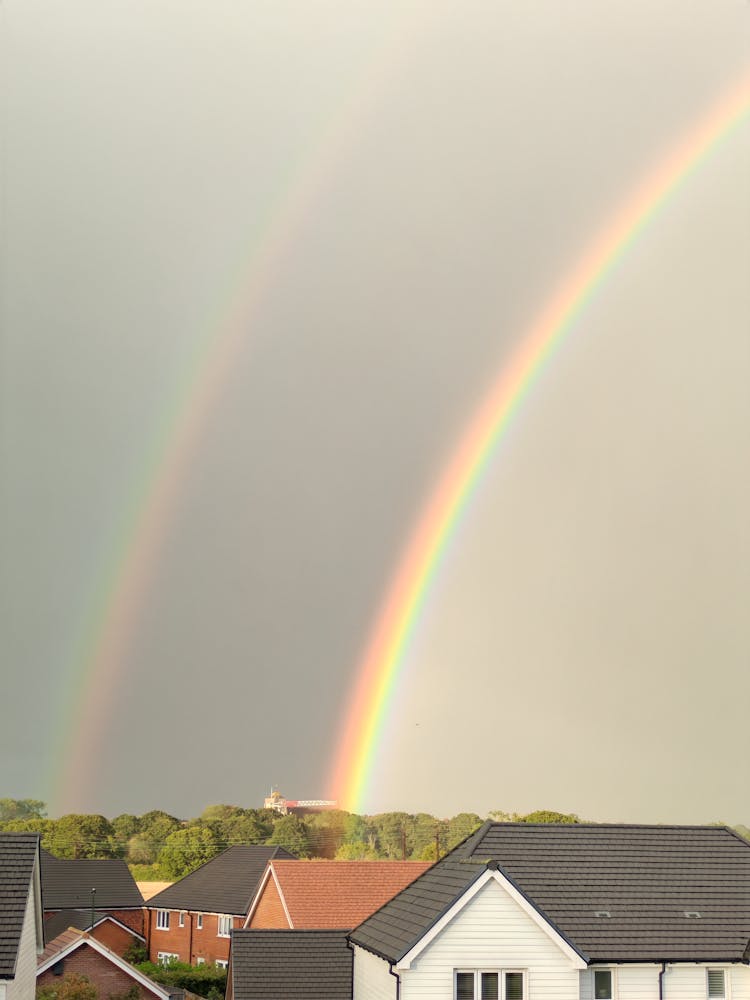 郊区屋顶上美丽的双彩虹