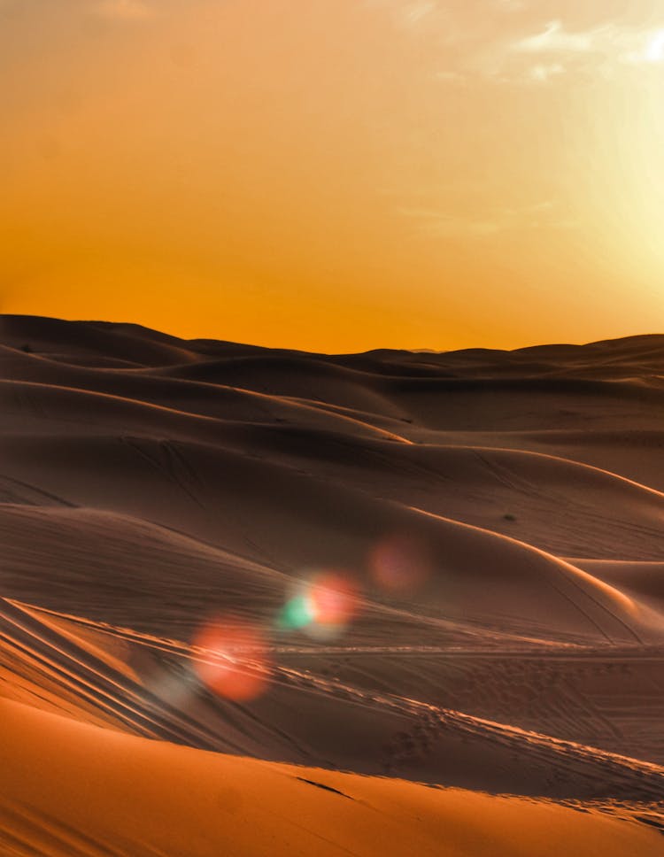 日落时沙漠中的沙丘景色