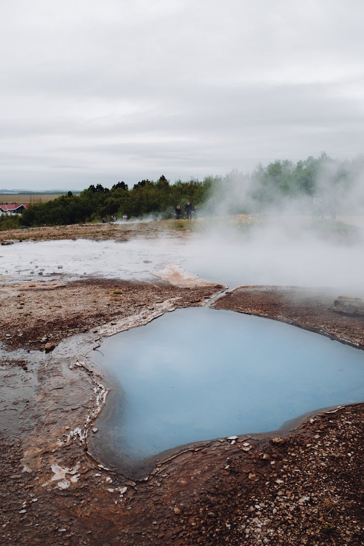 冰岛的Strokkur间歇泉