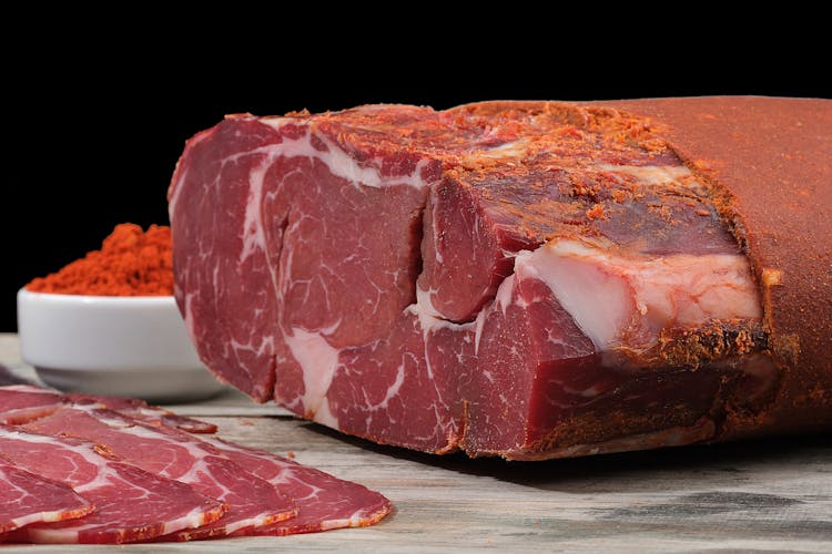 黑色背景上的牛肉