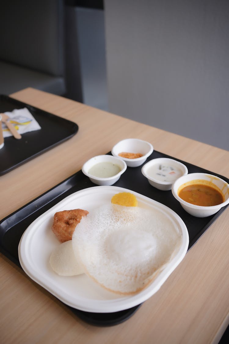 在咖啡馆简单用餐