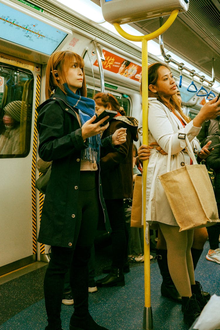 站在马车里的女人