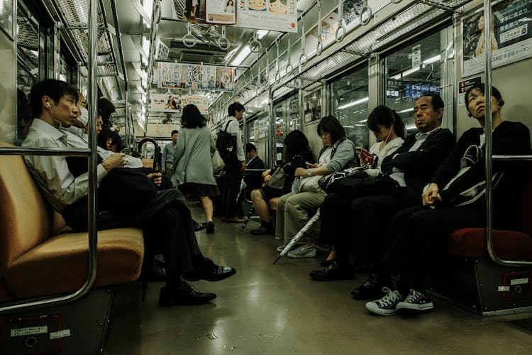 乘坐地铁的通勤者