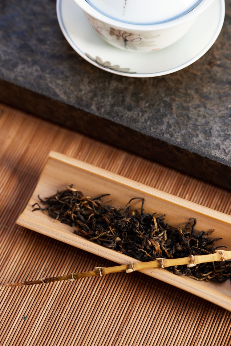 活页茶和茶杯的优雅呈现