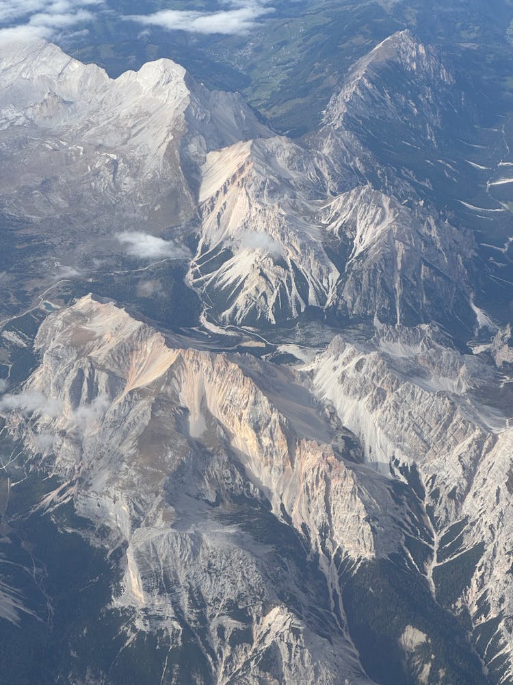 崎岖高山景观鸟瞰图