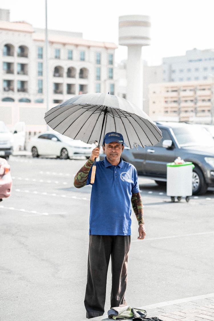 停车场有人拿着雨伞