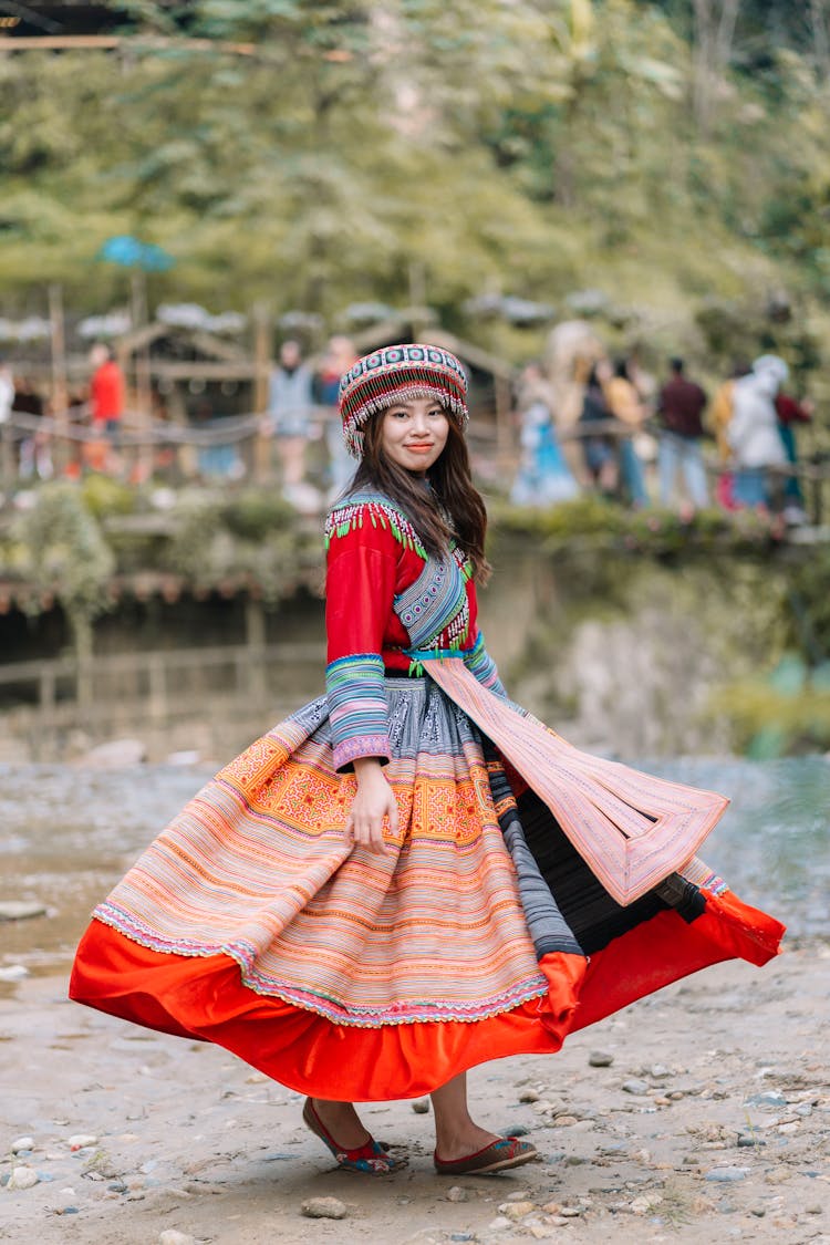 肖像一个漂亮的黑发女郎穿着传统的衣服和帽子
