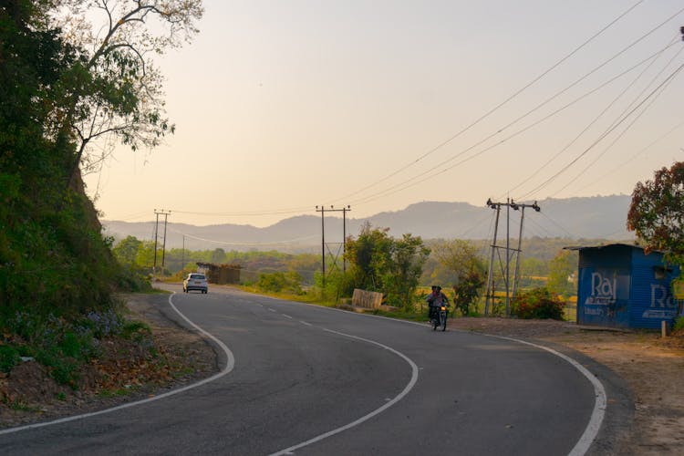 日落时分的乡村道路