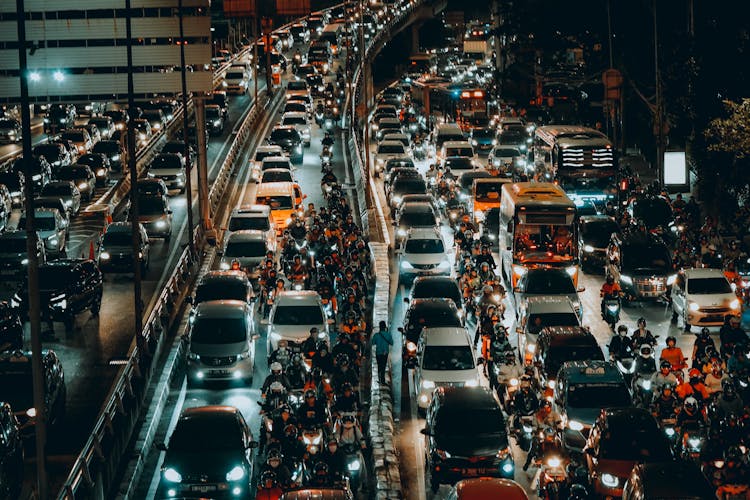 多车道公路夜间交通堵塞