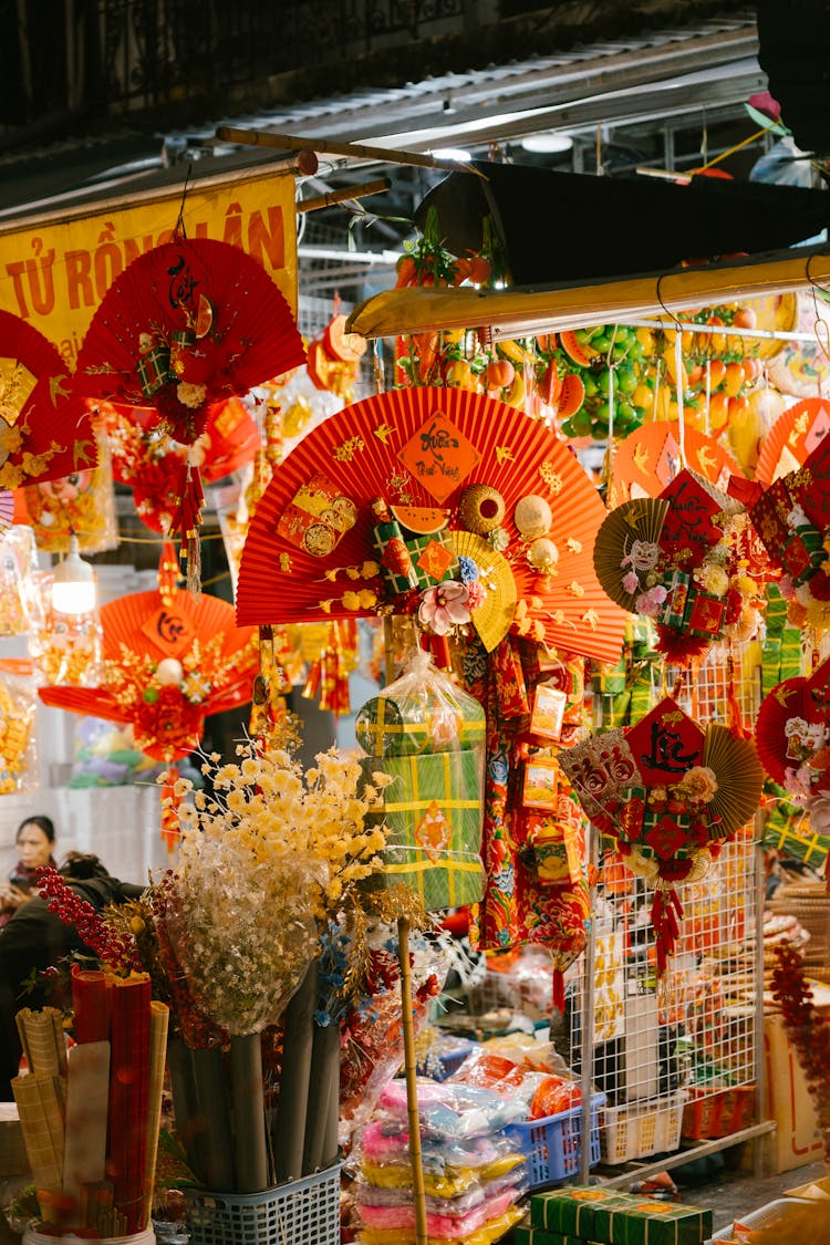 越南传统装饰的市场摊位
