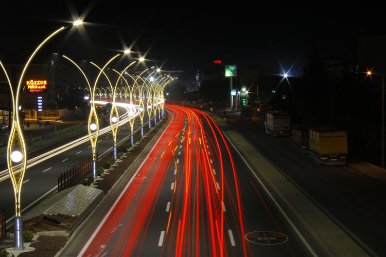 夜间道路上的光路