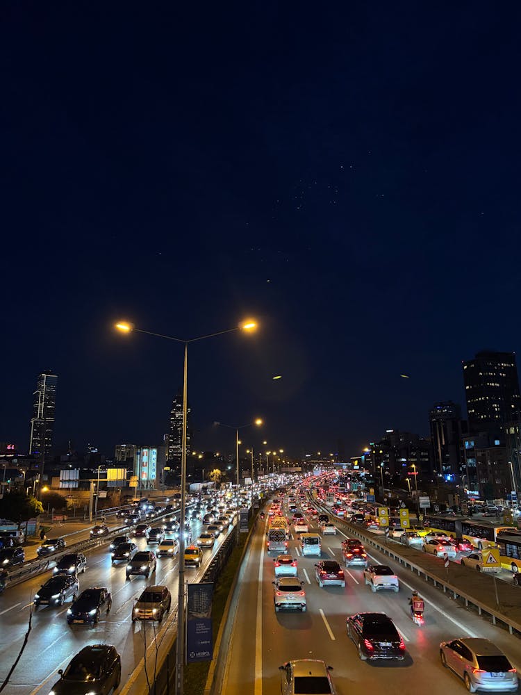 繁忙高速公路上的夜间城市交通