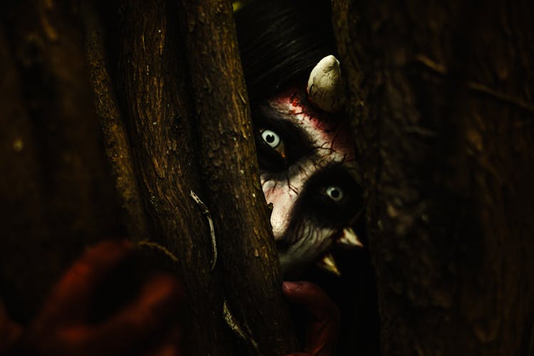 男人脸上有角在树枝后面