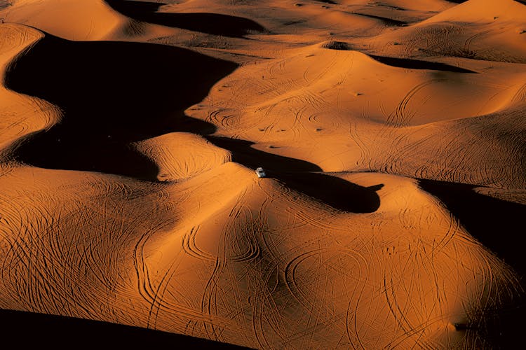沙质沙漠沙丘上的汽车鸟瞰图