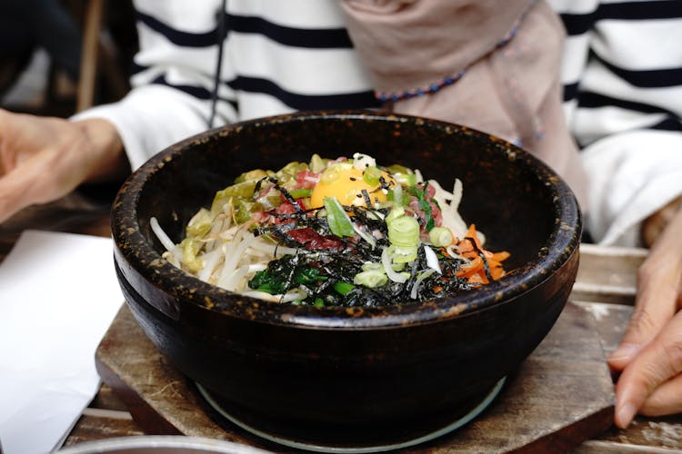 传统碗中美味的韩国Bibimbap