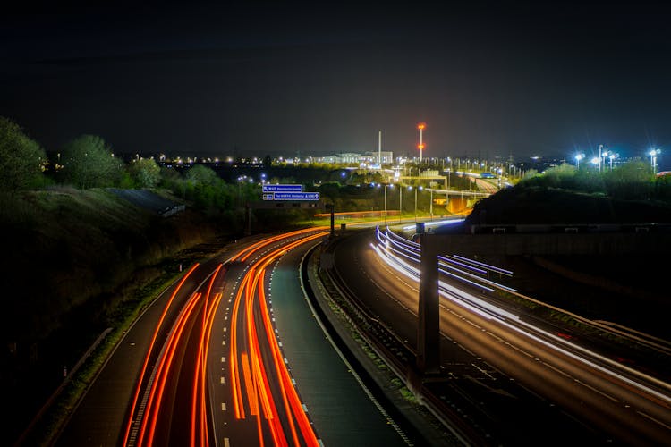 充满活力的夜间公路，有轻轨