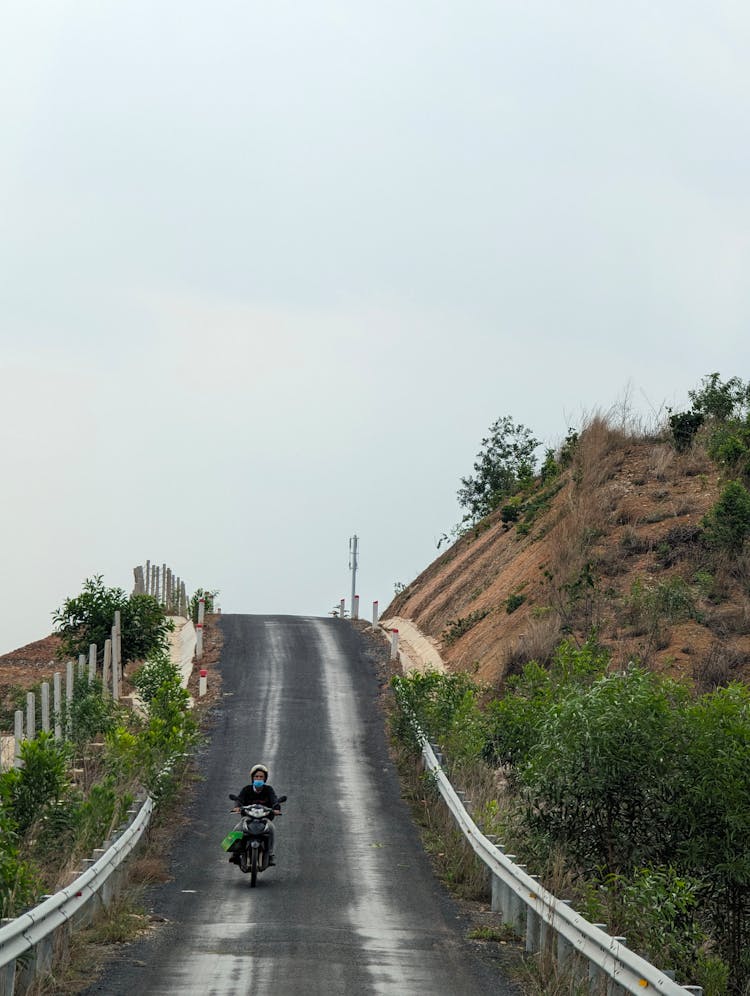 偏远乡村公路上的摩托车手