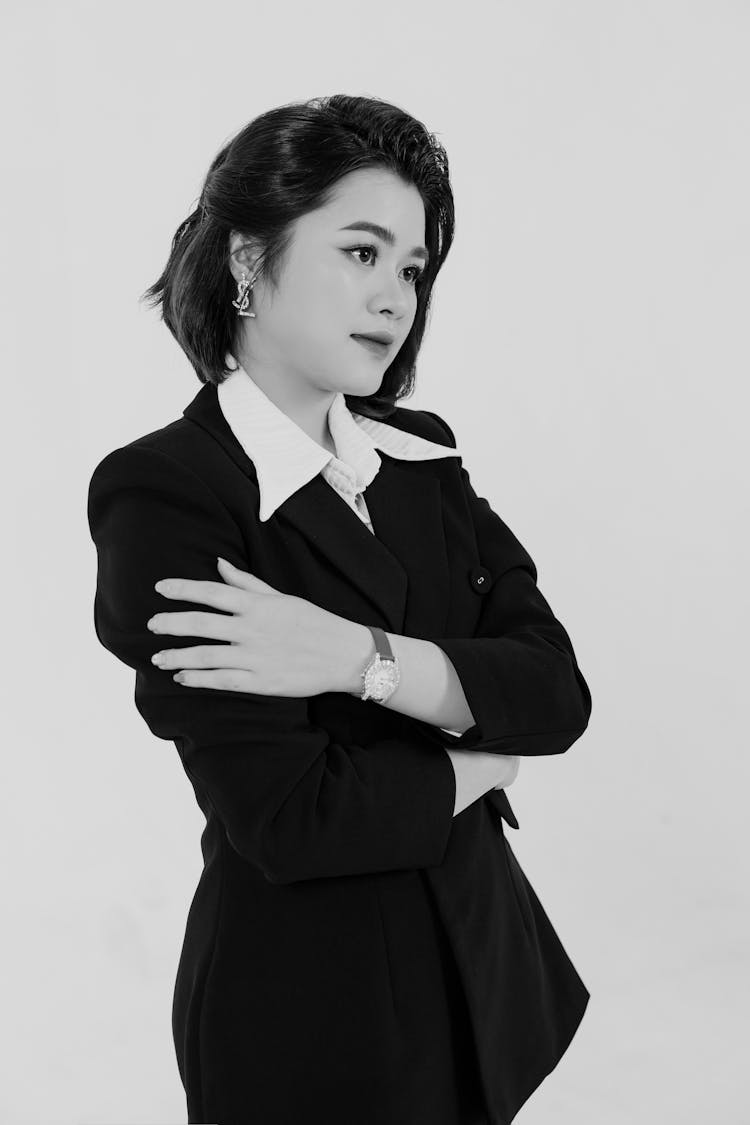 西装女人的肖像