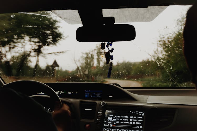 雨天在路上开车