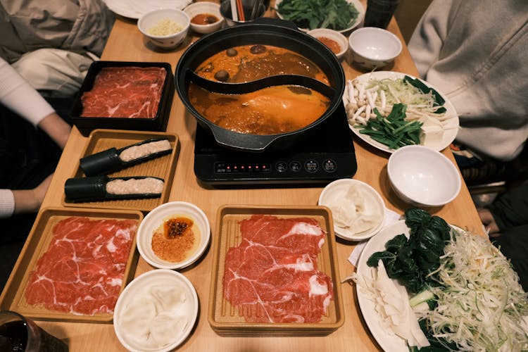 餐馆里坐在满桌食物旁的人们