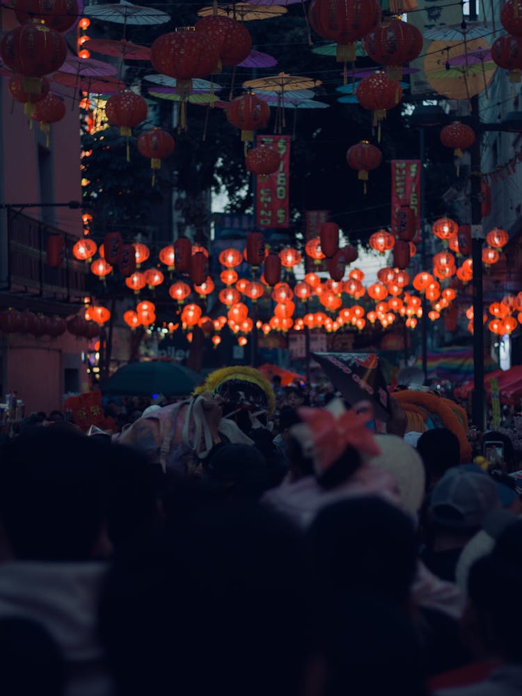 红纸灯下拥挤的街道景观