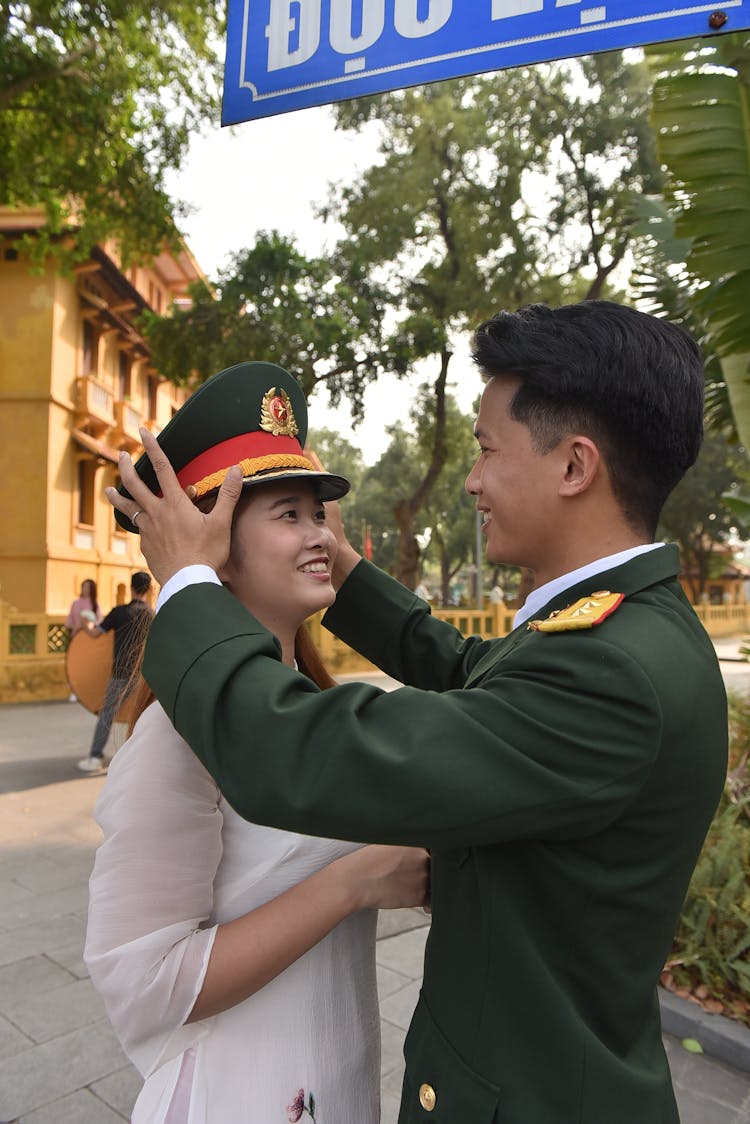 穿着制服的情侣在户外共度时光