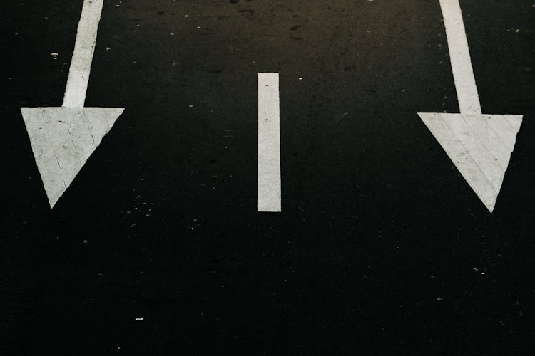 沥青街上的箭头