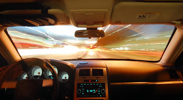 驾驶舱夜间驾驶汽车