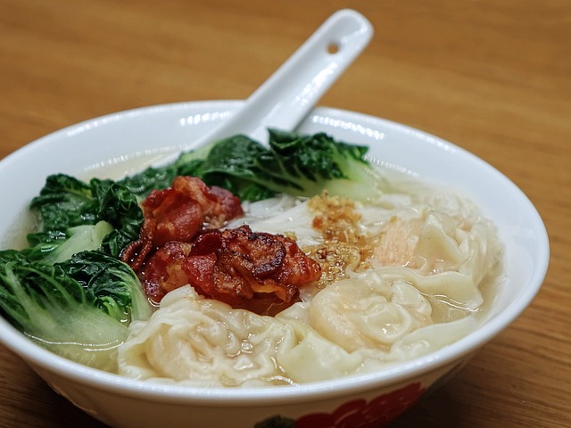 面条浓汤蔬菜