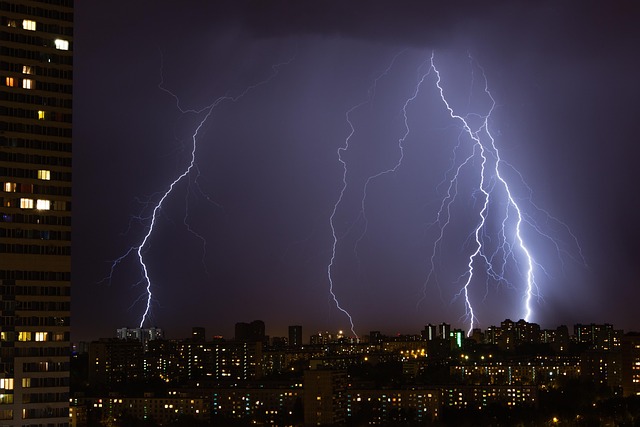 拉链雷暴城市雨天