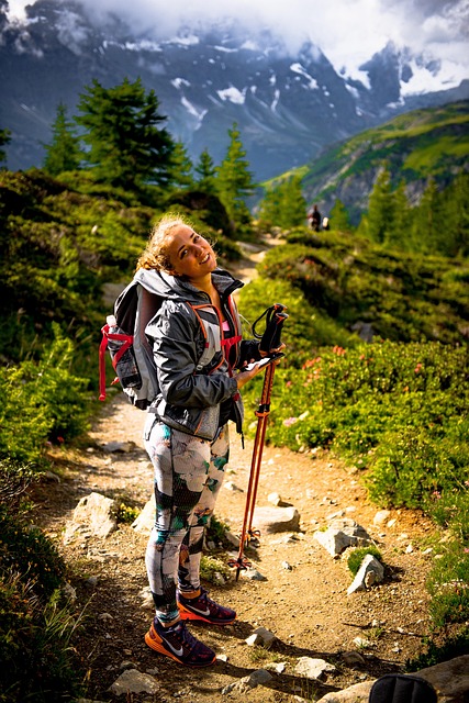 女子阿尔卑斯山自然徒步旅行者