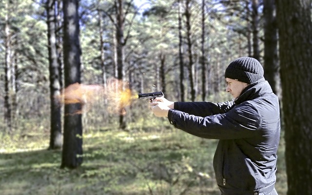 男子射击杀手袖