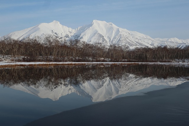 湖冬季雪山