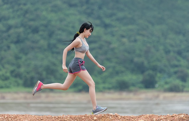女子跑步健身运动