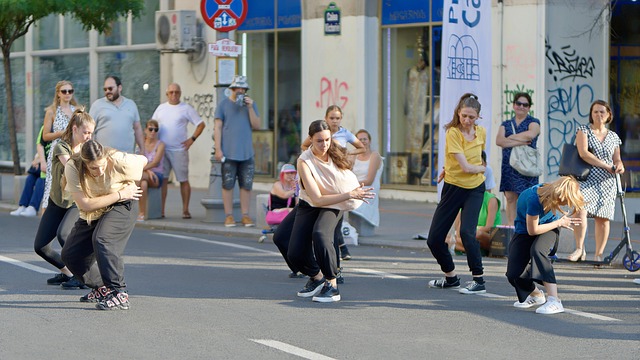 女孩们在公共街道上跳舞