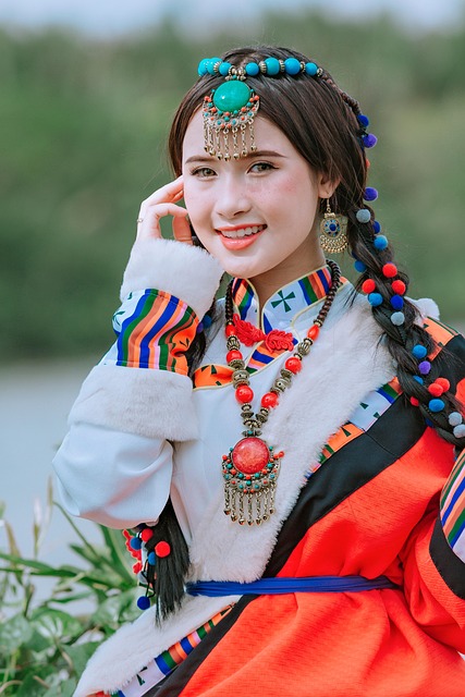蒙古族女孩传统服饰