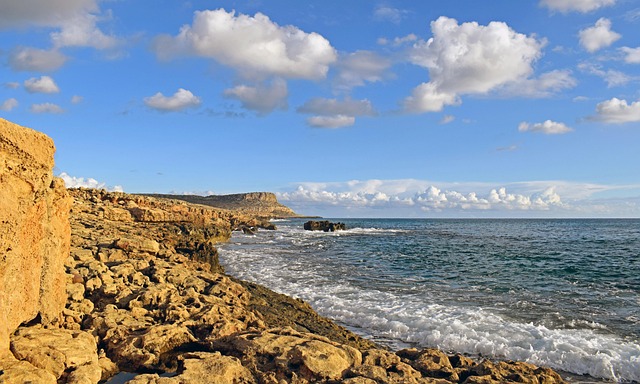 悬崖海岸海岩石海岸海滩