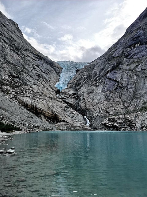 夏季冰川山脉岩石