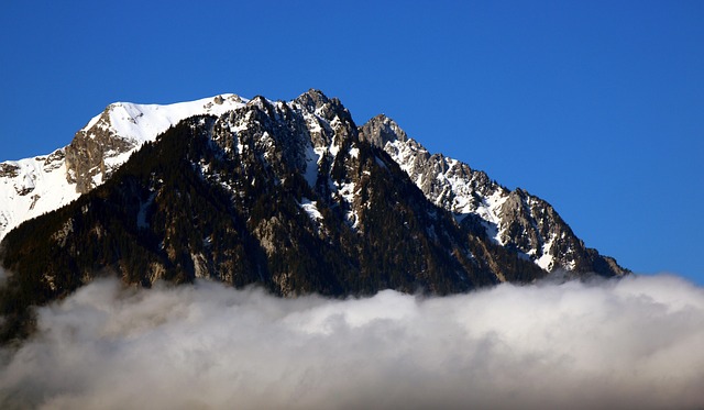 高山深云