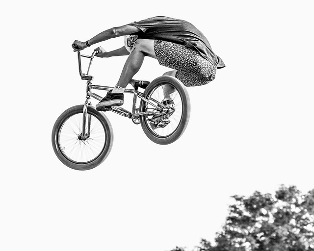bmx自行车跳起来骑自行车
