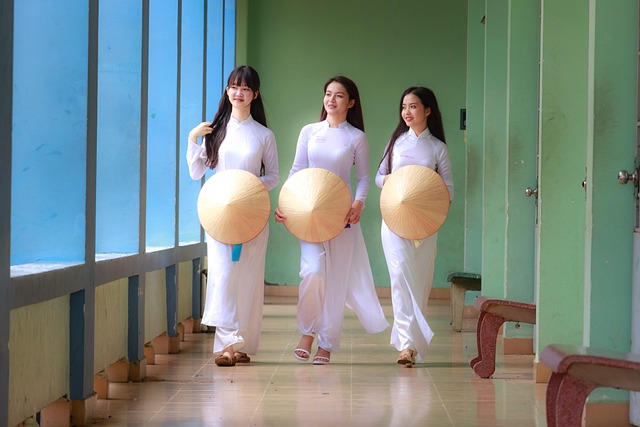 越南服装锥形女孩白色