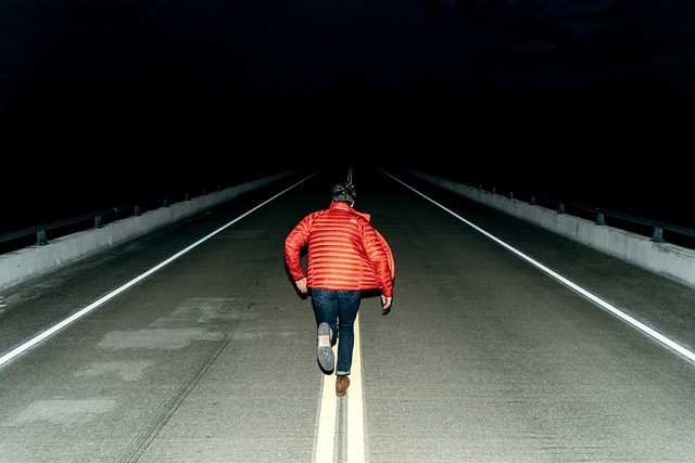 人们穿着橙色夹克跑步