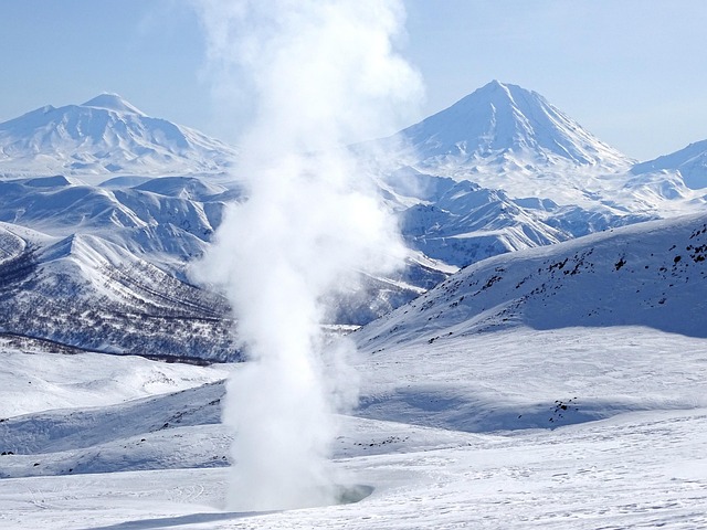 喷气孔蒸汽柱冬季雪