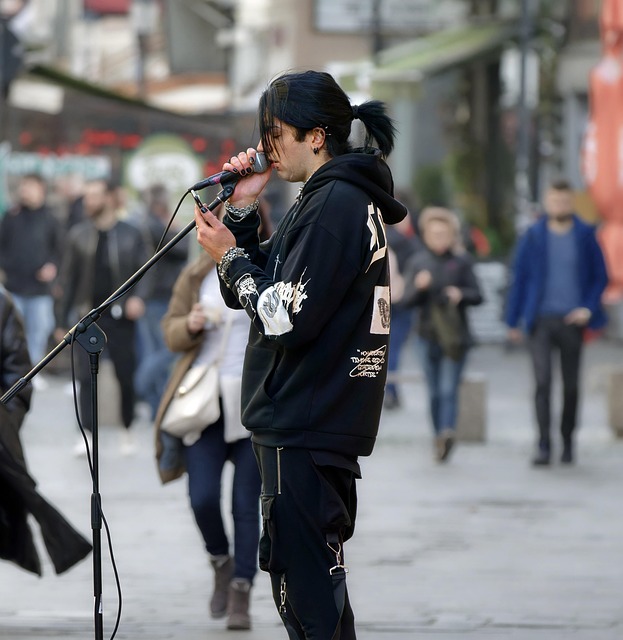 街头艺人唱歌麦克风